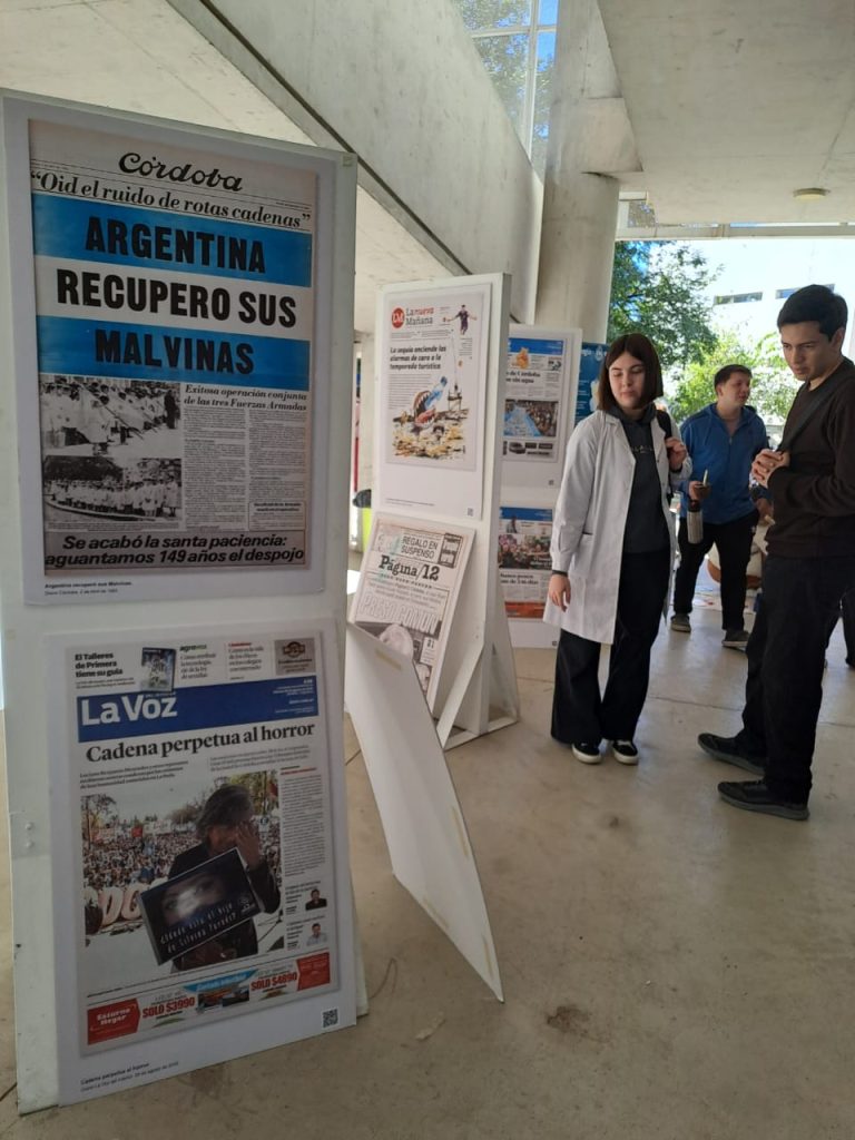 Exposición 40 tapas de la democracia en el día de los Museos 2025